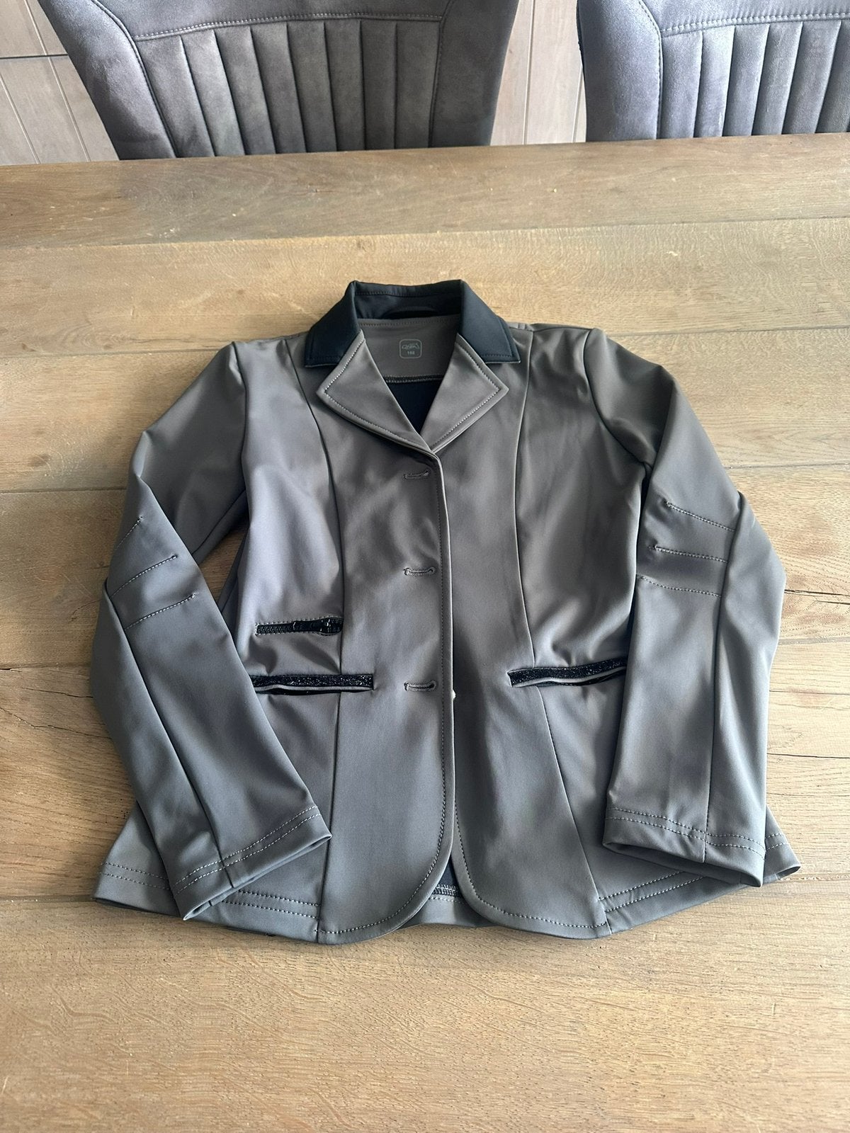 QHP wedstrijdjas julliet nieuw grijs maat 152, Dieren en Toebehoren, Paardrijkleding, Nieuw, Ophalen of Verzenden, Overige disciplines