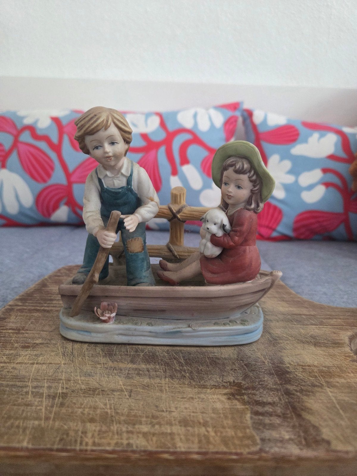 Beeldje: Jongen en meisje in bootje met hondje, Verzamelen, Beelden en Beeldjes, Ophalen of Verzenden, Gebruikt, Mens