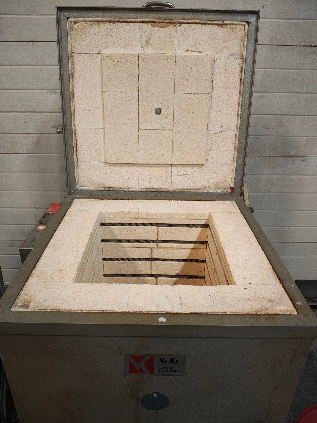 veka hardingsoven met vat hardingsolie en hardheidstester, Ophalen of Verzenden