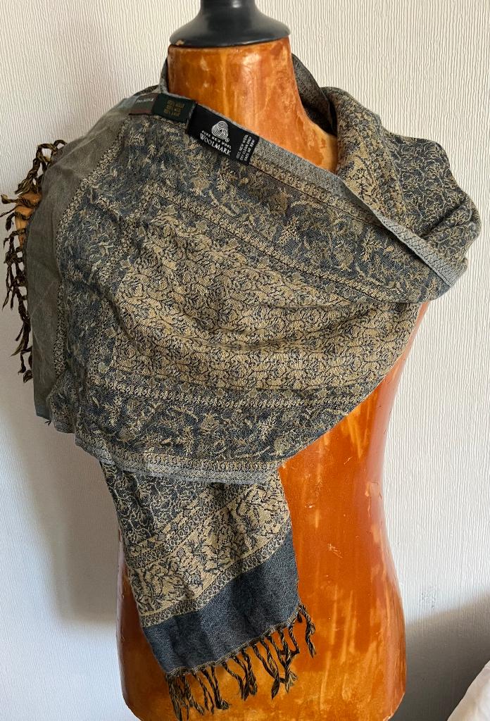 John Bardale. Wollen sjaal/shawl., Ophalen of Verzenden, Zo goed als nieuw, Maat 46/48 (XL) of groter, Sjaal
