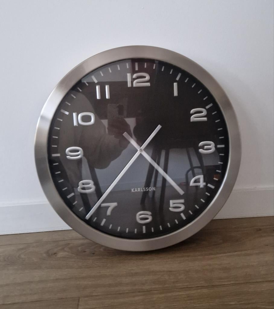 Karlsson wandklok - diameter 50 cm, Ophalen, Zo goed als nieuw, Analoog, Wandklok