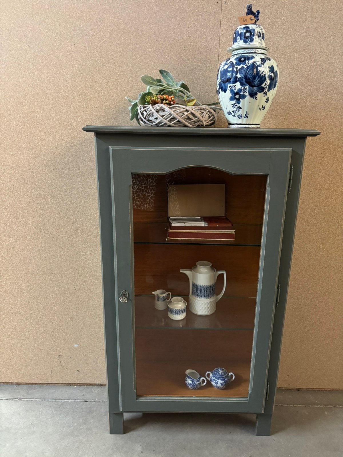 Vintage Brocante vitrinekast / kast, Ophalen, Studio Larilo, Met deur(en), 100 tot 150 cm