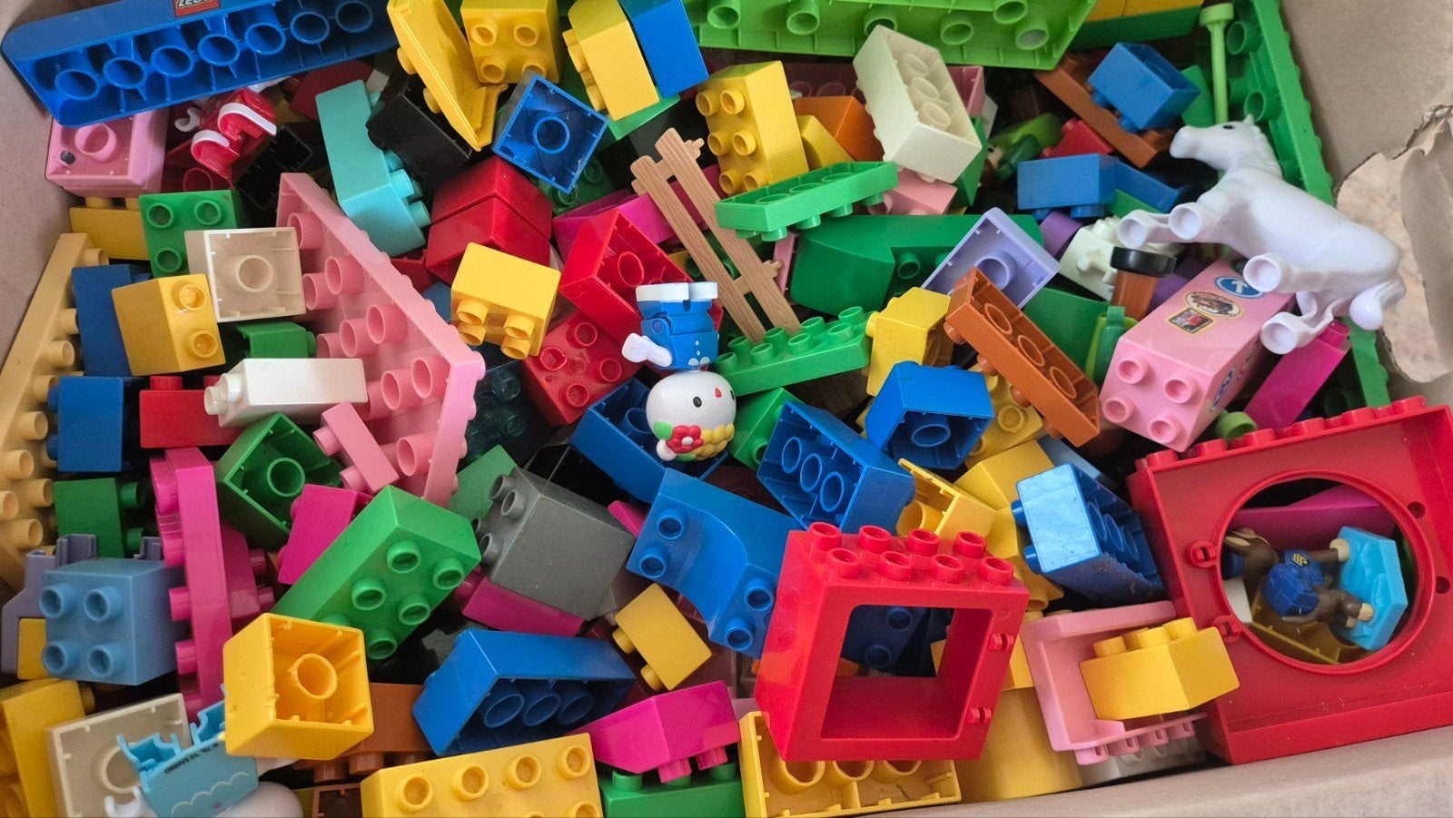 Grote doos Hello Kitty Duplo - 50 liter, Ophalen, Inclusief minifiguren, Gebruikt, Duplo