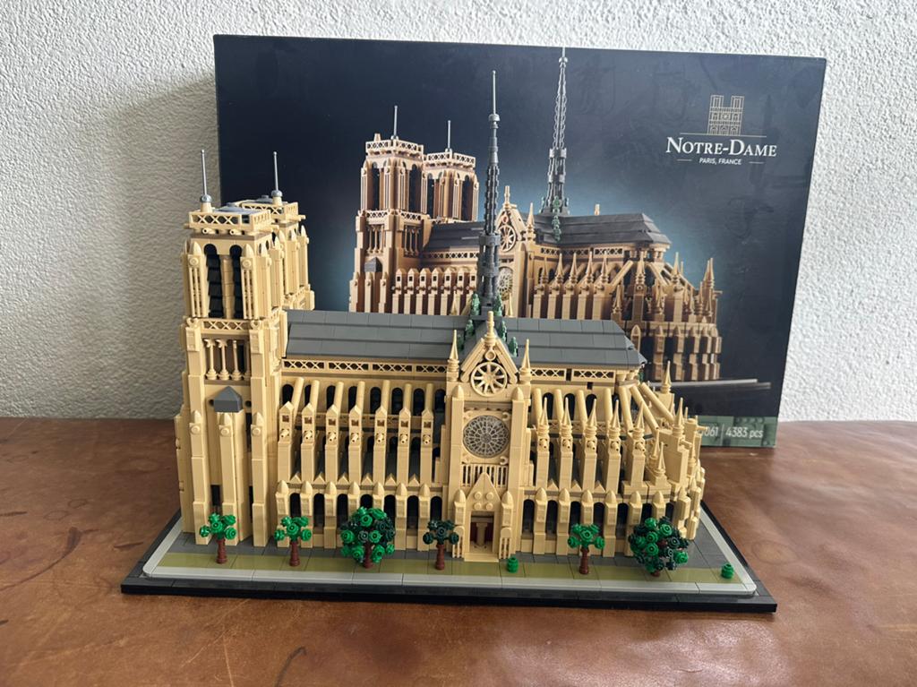 LEGO Architecture Notre Dame 21061 eenmaal gebouwd met doos, Ophalen of Verzenden, Zo goed als nieuw