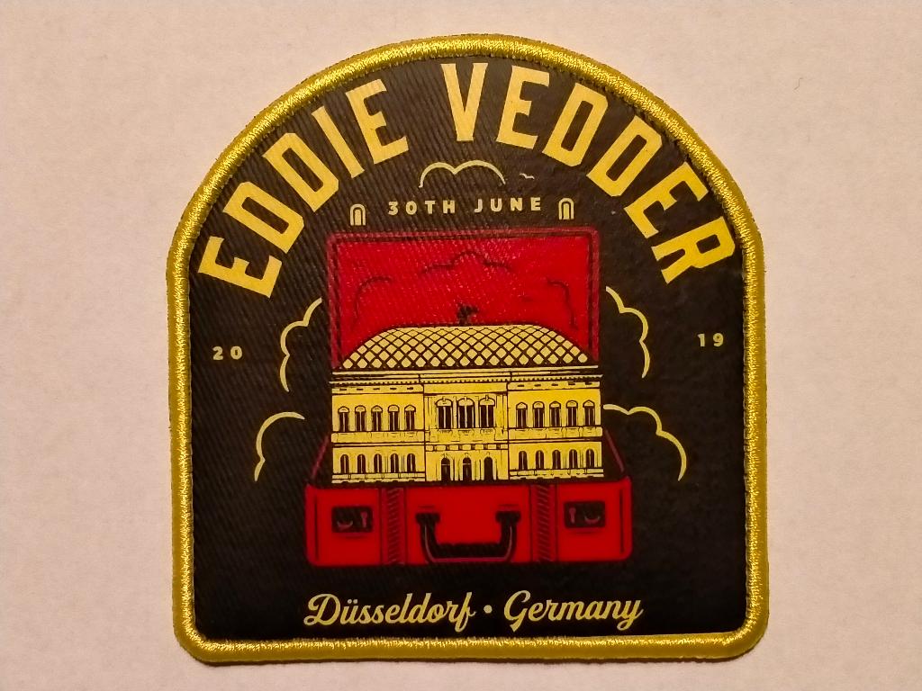 Eddie Vedder Dusseldorf Duitsland tour patch embleem RARE, Verzamelen, Verzenden, Nieuw, Kleding