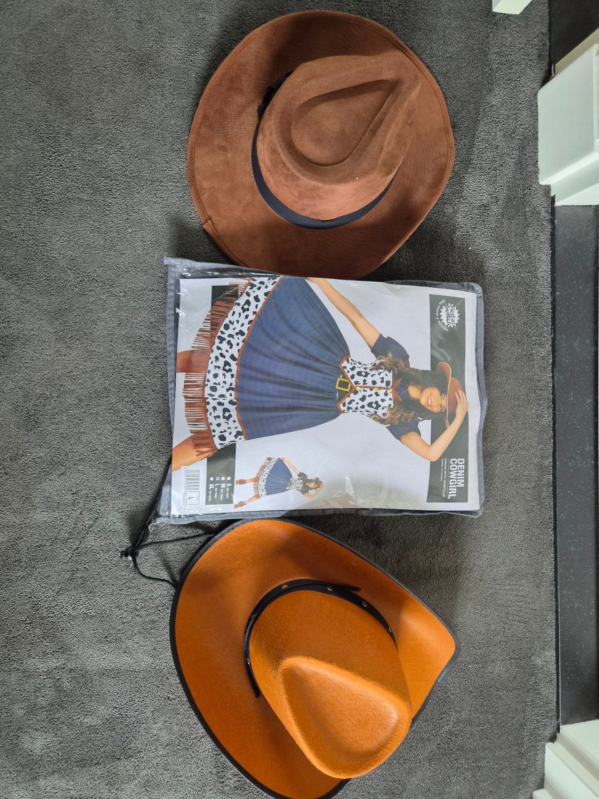 Cowboy/Cowgirl set: 2 hoeden en jurk, Kleding | Dames, Carnavalskleding en Feestkleding, Ophalen of Verzenden