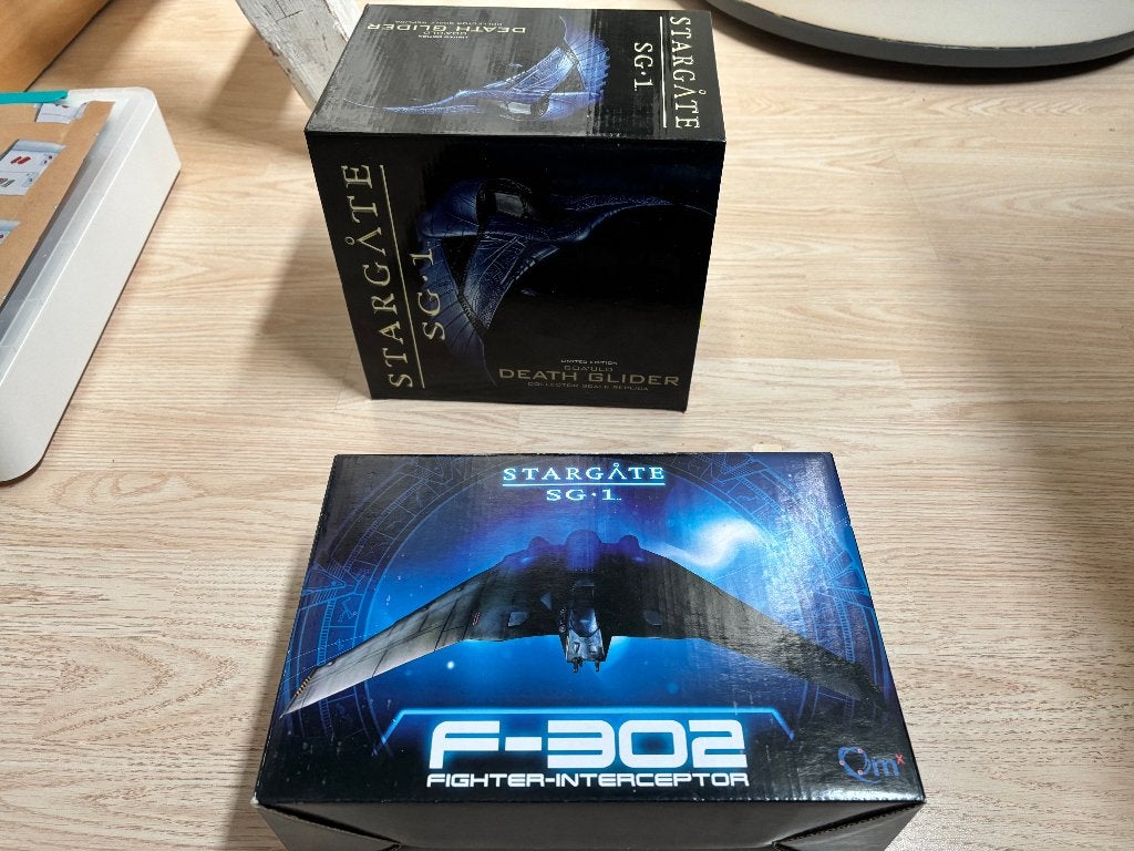 Stargate QMX exclusive schepen Death Glider & F-302, Verzamelen, Ophalen of Verzenden, Zo goed als nieuw, Tv, Beeldje, Replica of Model