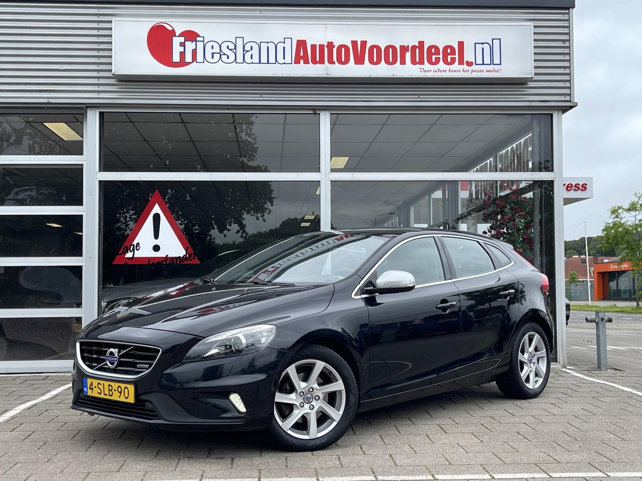 Volvo V40 1.6 T3 R-Design /Volleder/Cruise/Clima/Pano/Camera, Voorwielaandrijving, Gebruikt, 4 cilinders, Zwart