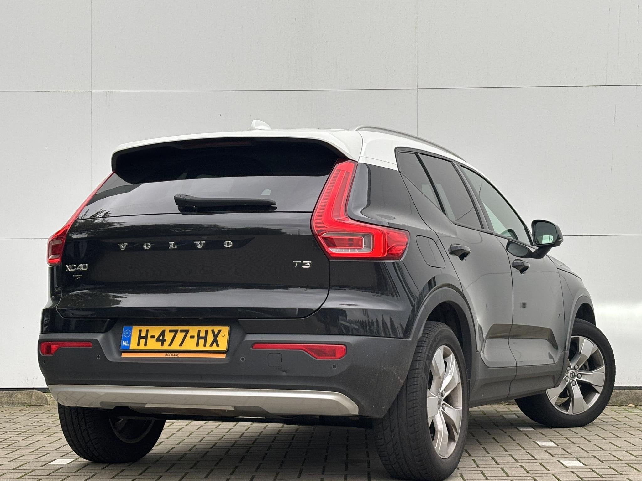 Volvo XC40 1.5 T3 Momentum | Harman / Kardon | Leder | Camer, Auto's, Voorwielaandrijving, Gebruikt, 156 pk, Zwart