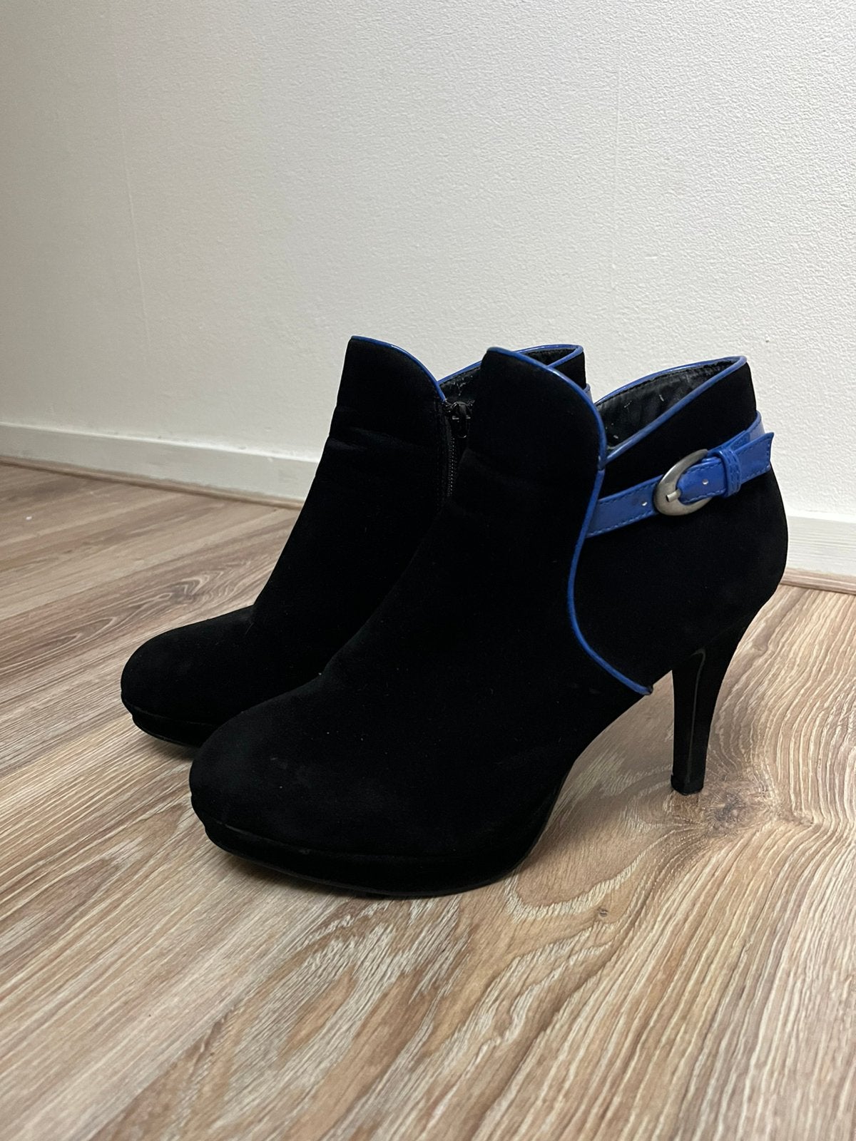 Hakken maat 41 Even&Odd suede zwart met blauw accent, Kleding | Dames, Schoenen, Ophalen of Verzenden, Zo goed als nieuw, Zwart