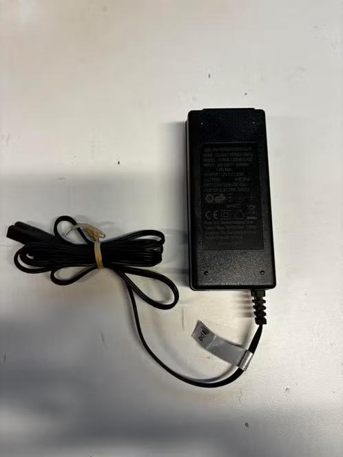 ZGAN! Conrad electronics adapter 100/240V output 12Vt €10,99, Computers en Software, Laptop-opladers, Ophalen of Verzenden, Zo goed als nieuw