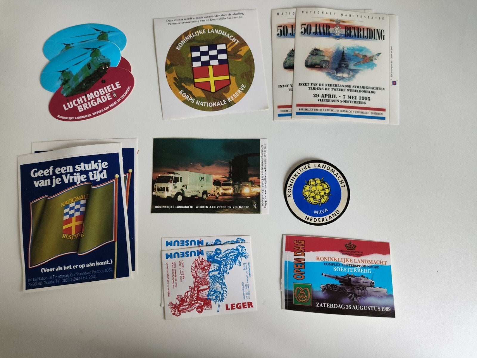 Diverse militaire stickers., Verzamelen, Ophalen of Verzenden, Landmacht, Nederland, Embleem of Badge