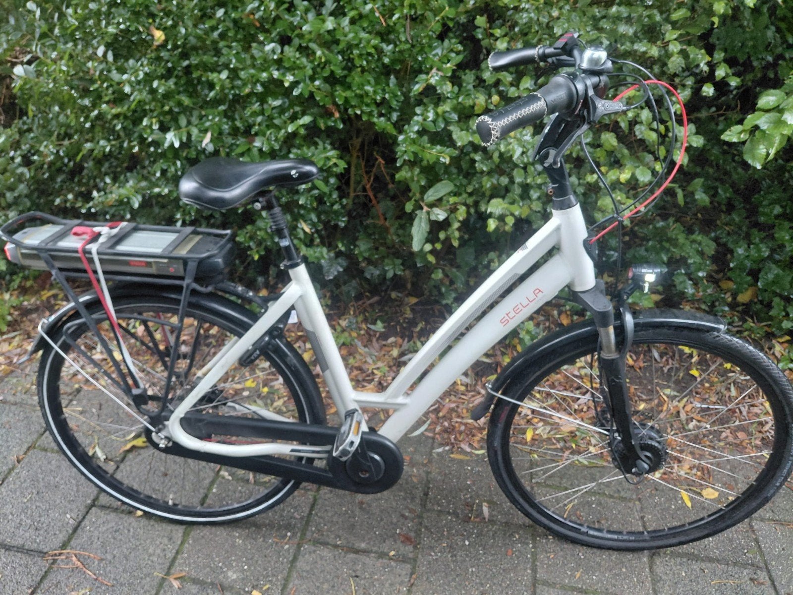 Stella Cosmo E-bike Wit - Goedwerkend met lader en slot, Fietsen en Brommers, Ophalen, Gebruikt, 50 km per accu of meer