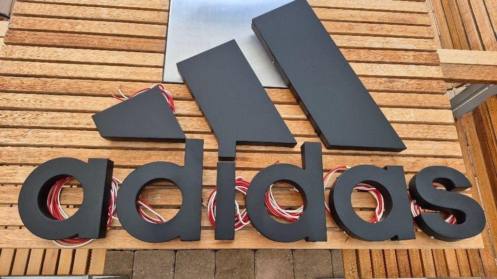 reklame letters adidas logo, Ophalen of Verzenden, Gebruikt, Reclamebord