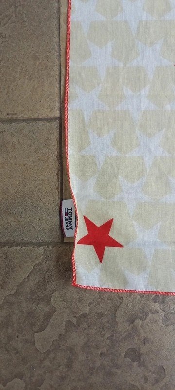 Tommy Hilfiger vierkante sjaal 100 x 100 cm met sterren., Maat 46/48 (XL) of groter, Ophalen of Verzenden, Zo goed als nieuw, Sjaal
