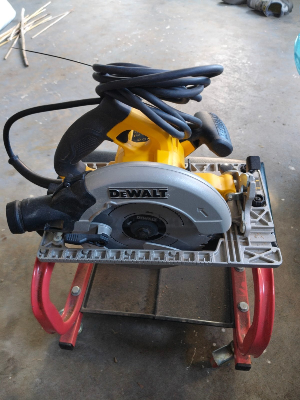Dewalt DWE576 circelzaag incl geleiderail, Doe-het-zelf en Verbouw, Ophalen of Verzenden, 1200 watt of meer, Cirkelzaag, 30 tot 70 mm