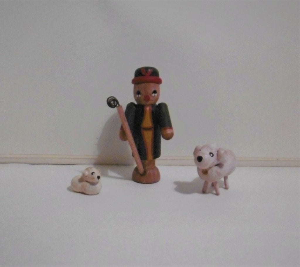 Oud houten herdertje met een lammetje en schaapje schaapjes, Verzenden, Poppenhuis