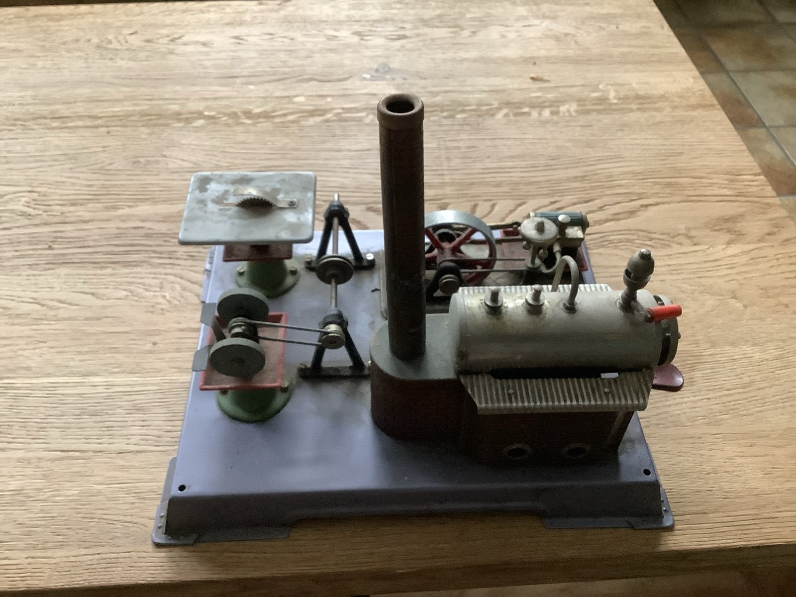 Vintage Wilesco stoommachine met zaag en slijpsteen, Hobby en Vrije tijd, Ophalen, Gebruikt, Groter dan 1:32