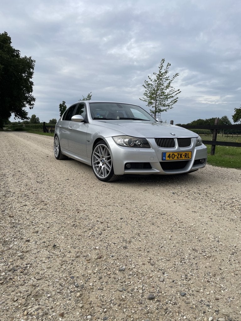 BMW 3-Serie 3.0 I 330 AUT 2005 Grijs, Auto's, BMW, Automaat, Achterwielaandrijving, 1440 kg, Zwart