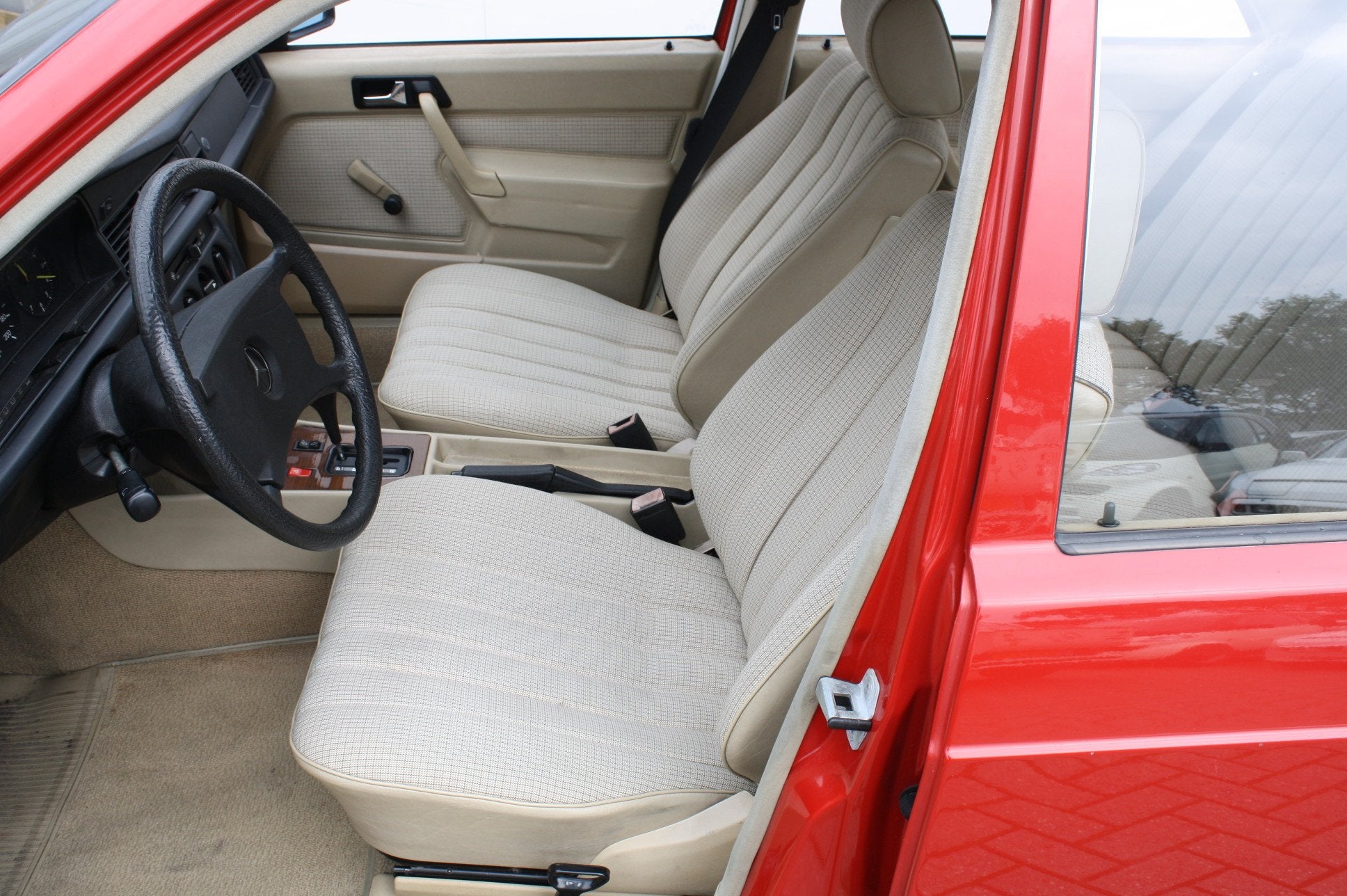 Mercedes-Benz 190D 2.5 116000km! (bj 1985, automaat), Auto's, Mercedes-Benz, Achterwielaandrijving, Gebruikt, 190-Serie, Sedan