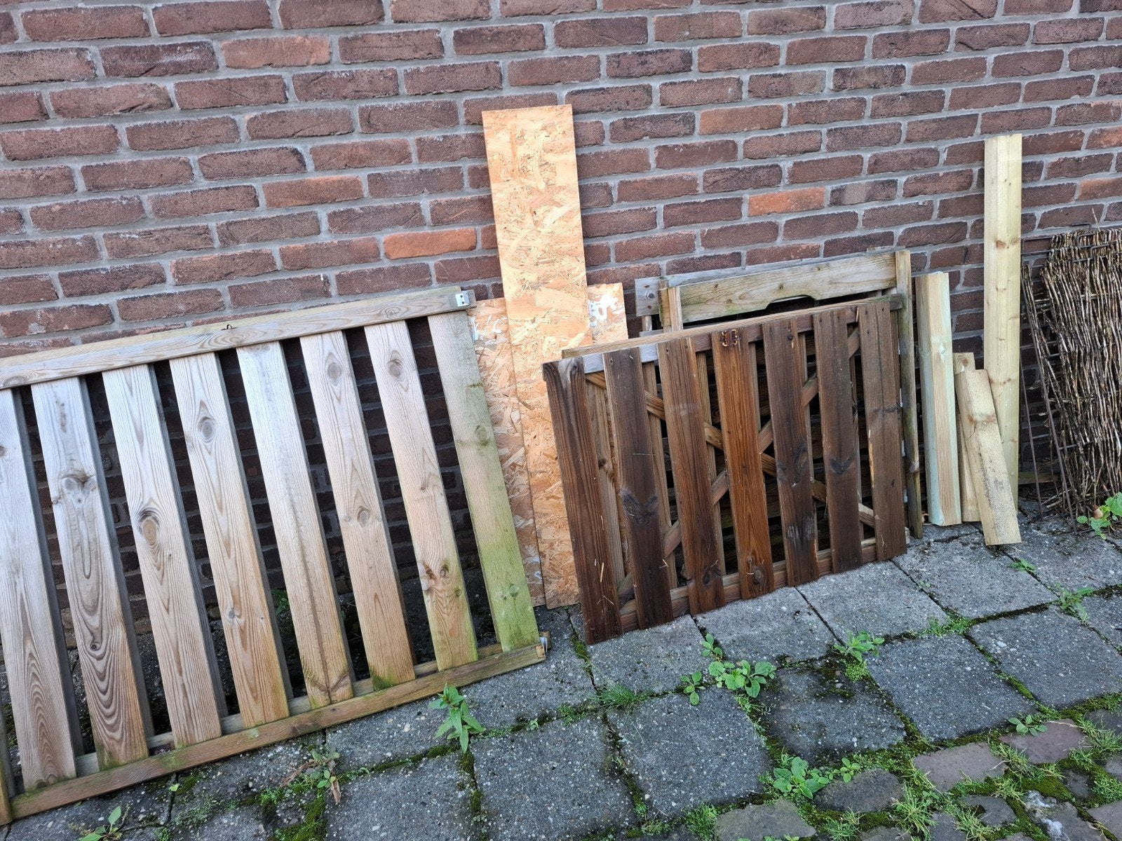 Gratis hout en paar stukjes plaatmateriaal., Tuin en Terras, Schuttingen, Ophalen, Hout, Minder dan 3 meter, 1 tot 2 meter