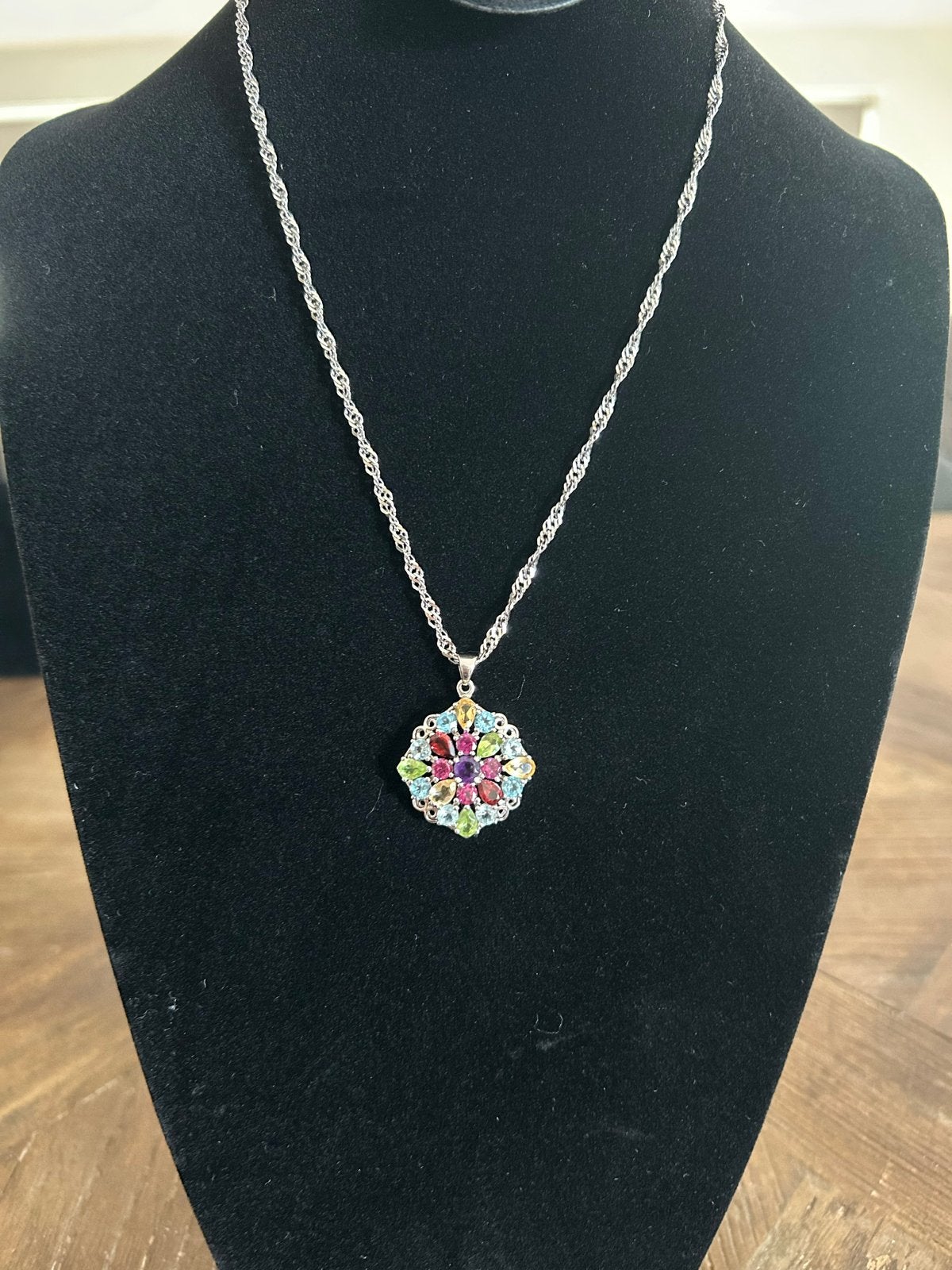 Zilveren ketting met kleurrijke edelstenen hanger, Gebruikt, Overige kleuren, Ophalen of Verzenden, Met edelsteen