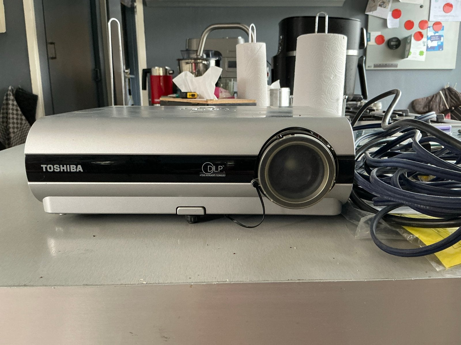 Toshiba Beamer met weinig branduren - Zo goed als nieuw, Ophalen, Zo goed als nieuw, DLP