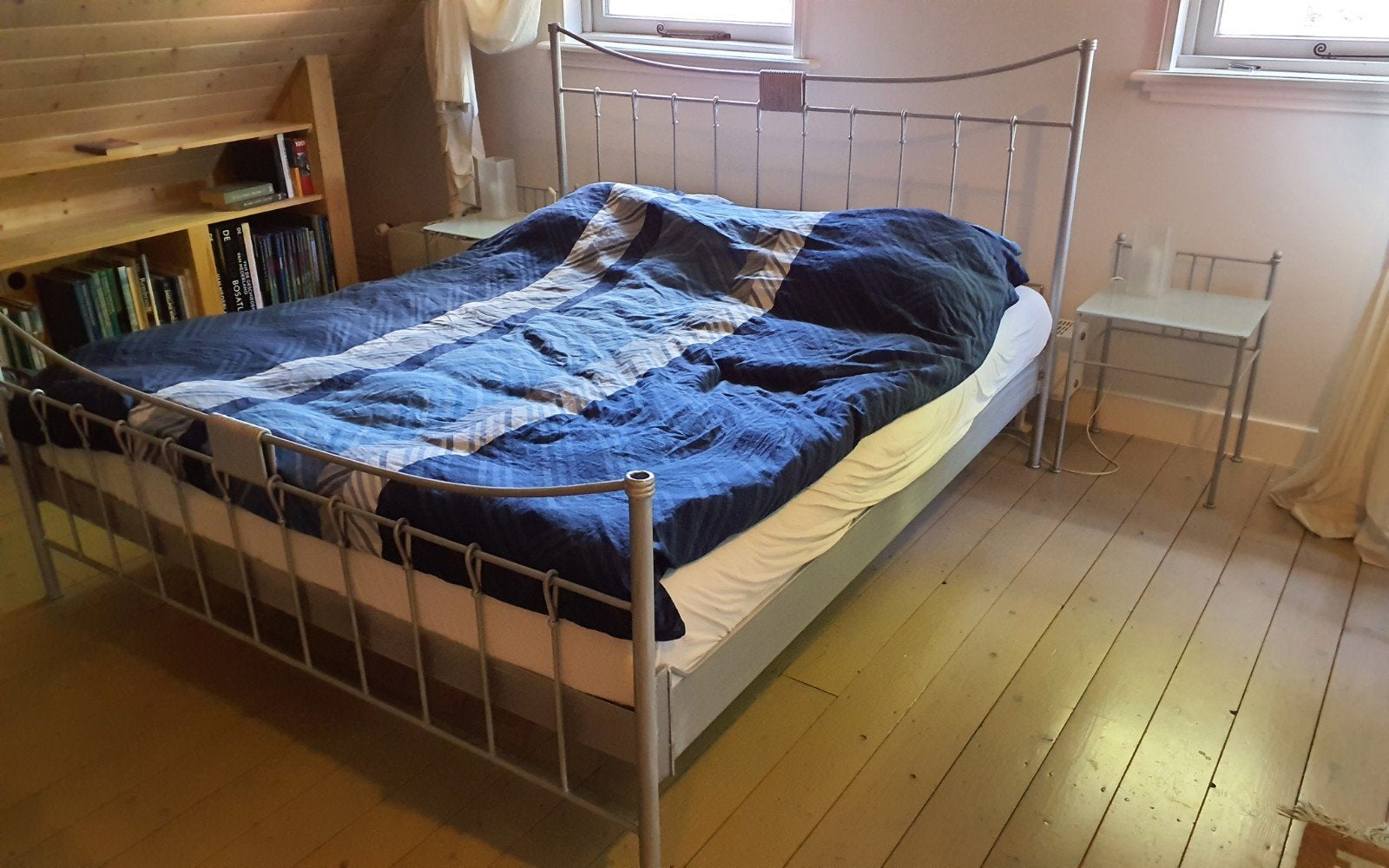 Tweepersoonsbed, matrassen, nachtkastjes, spiegel en bankje, Ophalen, Tweepersoons, Zo goed als nieuw, 180 cm