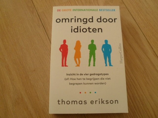 Thomas Ericson - Omringd door idioten, Boeken, Psychologie, Zo goed als nieuw, Verzenden