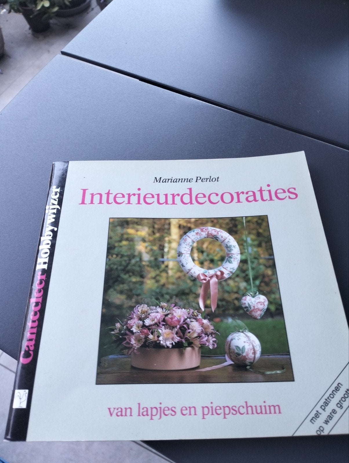 Interieurdecoraties van lapjes en piepschuim, Boeken, Ophalen of Verzenden, Gelezen, Overige onderwerpen, Marianne Perlot