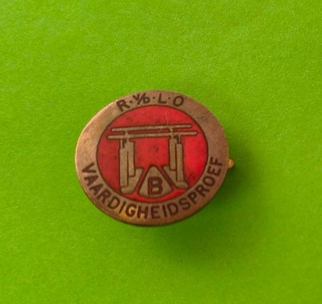 Speld broche vaardigheidsproef B, Ophalen of Verzenden, Zo goed als nieuw, Sport, Speldje of Pin