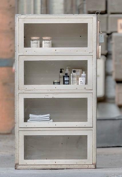 Vintage metalen kast met glazen kanteldeuren, Huis en Inrichting, Ophalen, Gebruikt, Met klep(pen), 50 tot 100 cm