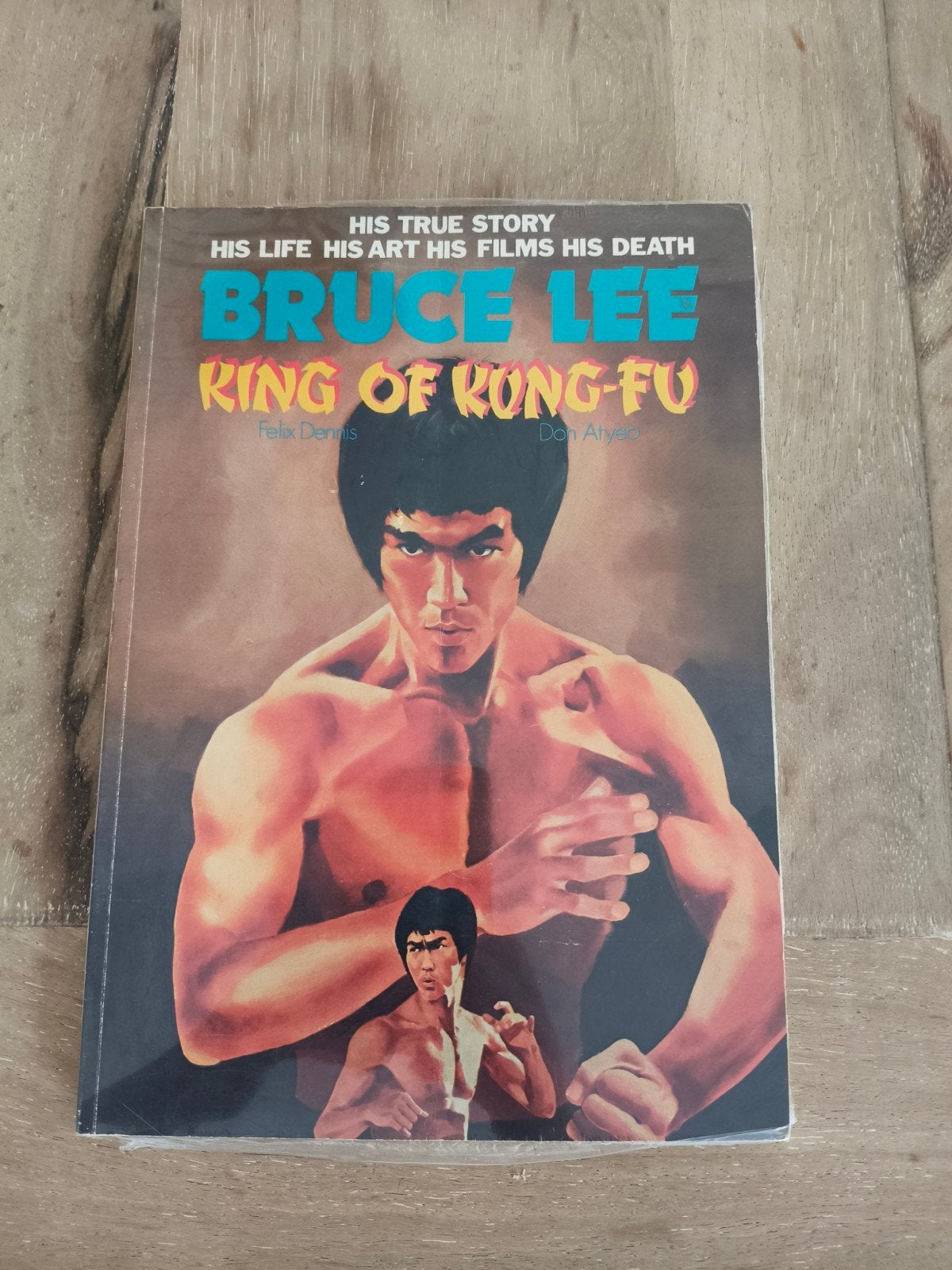 Bruce Lee: King of Kung-Fu - Zijn ware verhaal, Boeken, Ophalen of Verzenden, Gelezen, Felix Dennis, Don Atyeo, Film, Tv en Media