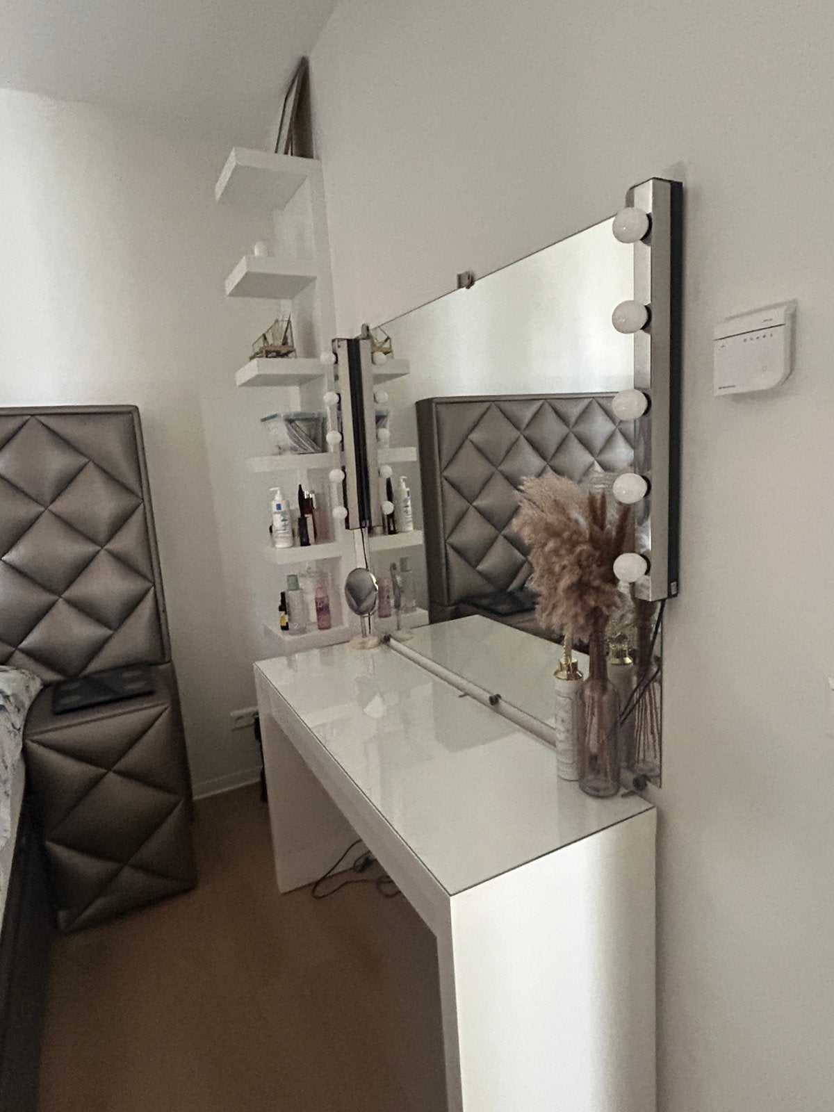 IKEA MAKEUP TAFEL INCLUSIEF SPIEGEL EN VERLICHTING € 200,-, Huis en Inrichting, Tafels | Kaptafels, Ophalen of Verzenden, Zo goed als nieuw