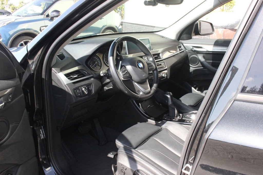 BMW X1 xDrive20i High Executive xLine | Trekhaak | Leer |, 1998 cc, Gebruikt, 2000 kg, Zwart
