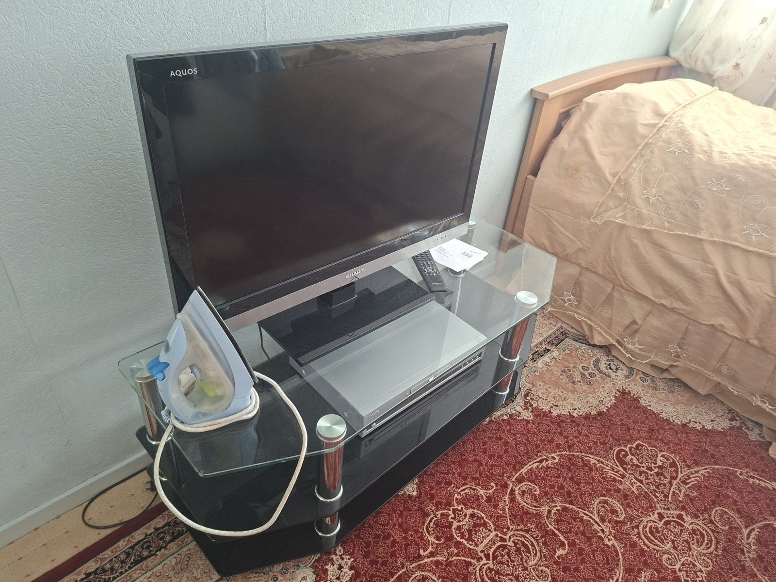 Kleine tv met glazen tv-tafel - Sharp Aquos, Ophalen of Verzenden, Gebruikt, Minder dan 40 cm, Sharp