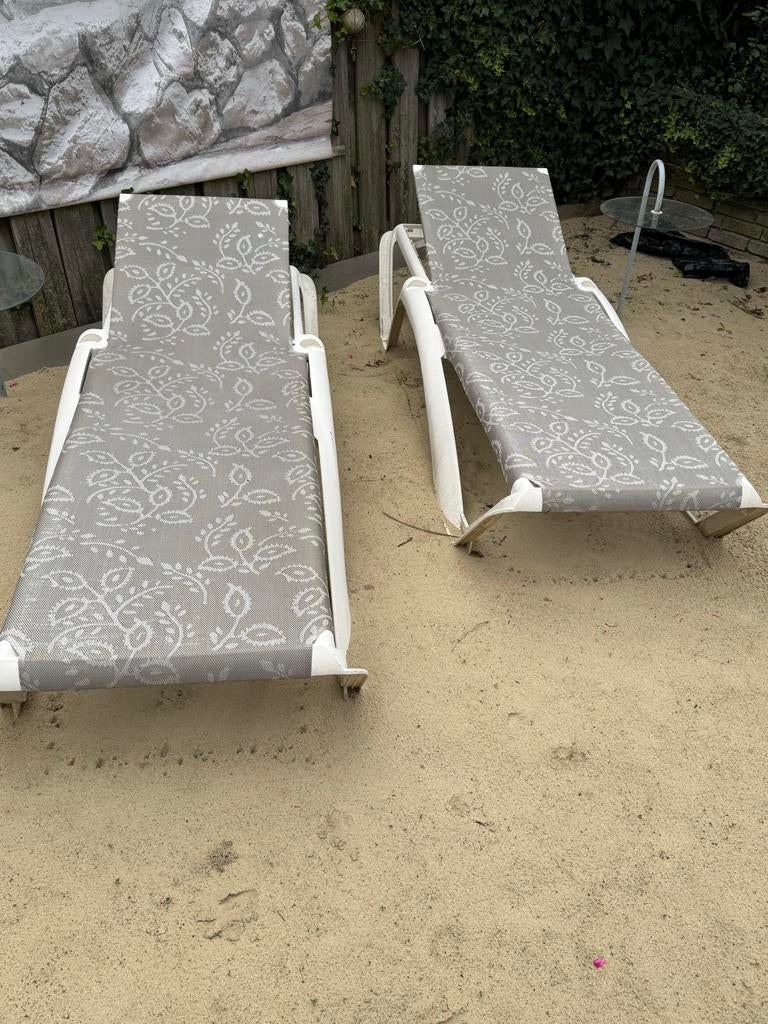 Bijzondere ligbedden van wit kunststof & textileen met print, Tuin en Terras, Ligbedden, Gebruikt, Textileen, Verstelbaar, Verrijdbaar