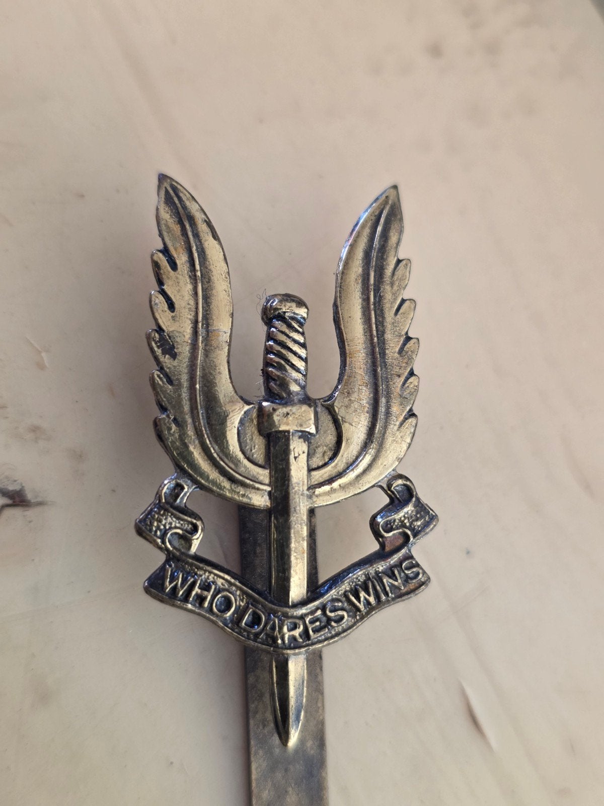 SAS Baret embleem brons., Ophalen of Verzenden, Landmacht, Engeland, Embleem of Badge