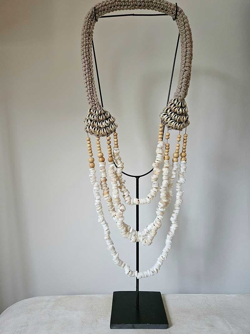 Schelpenketting op standaard Nira uit Bali, Ophalen of Verzenden, Tropical home, 6951nk, Nieuw
