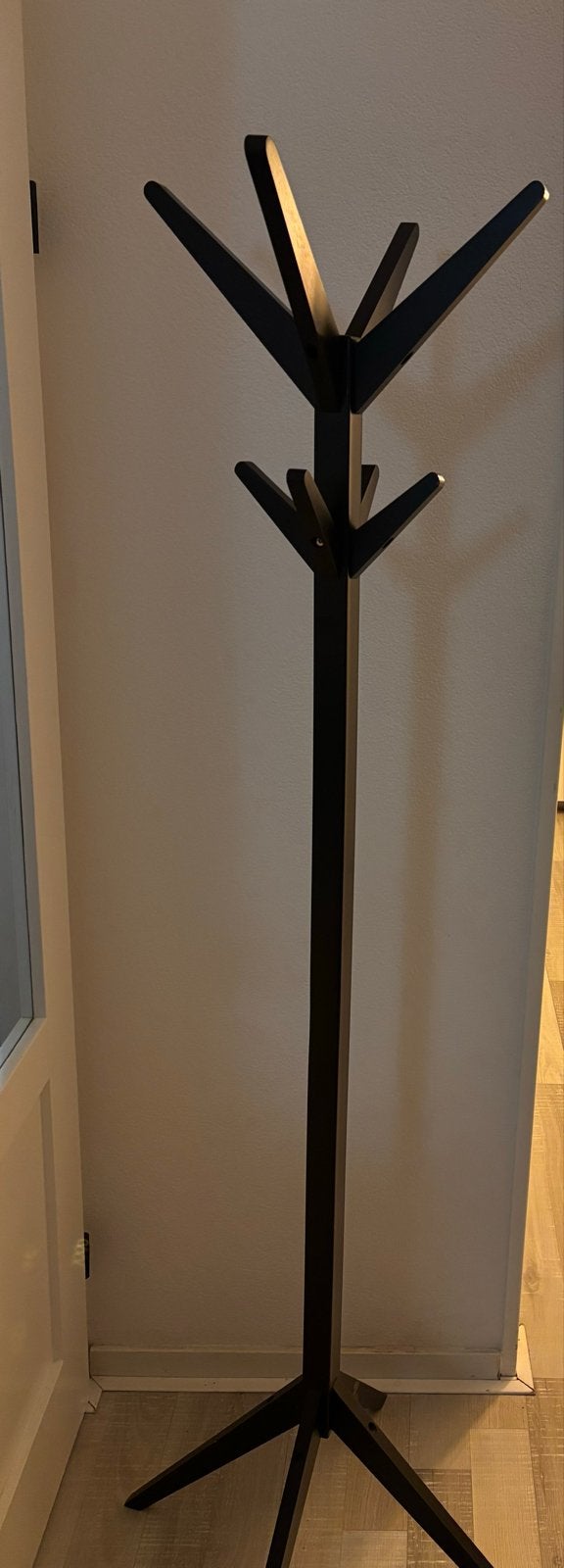 Zwarte staande kapstok - Modern design, Huis en Inrichting, Woonaccessoires | Kapstokken, Ophalen of Verzenden, Zo goed als nieuw