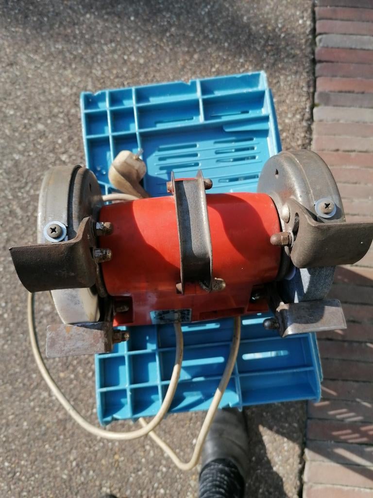 Robuuste werkbankslijpmachine, ideaal voor diverse klussen, Ophalen of Verzenden, Gebruikt, Minder dan 700 watt, Werkbankslijpmachine