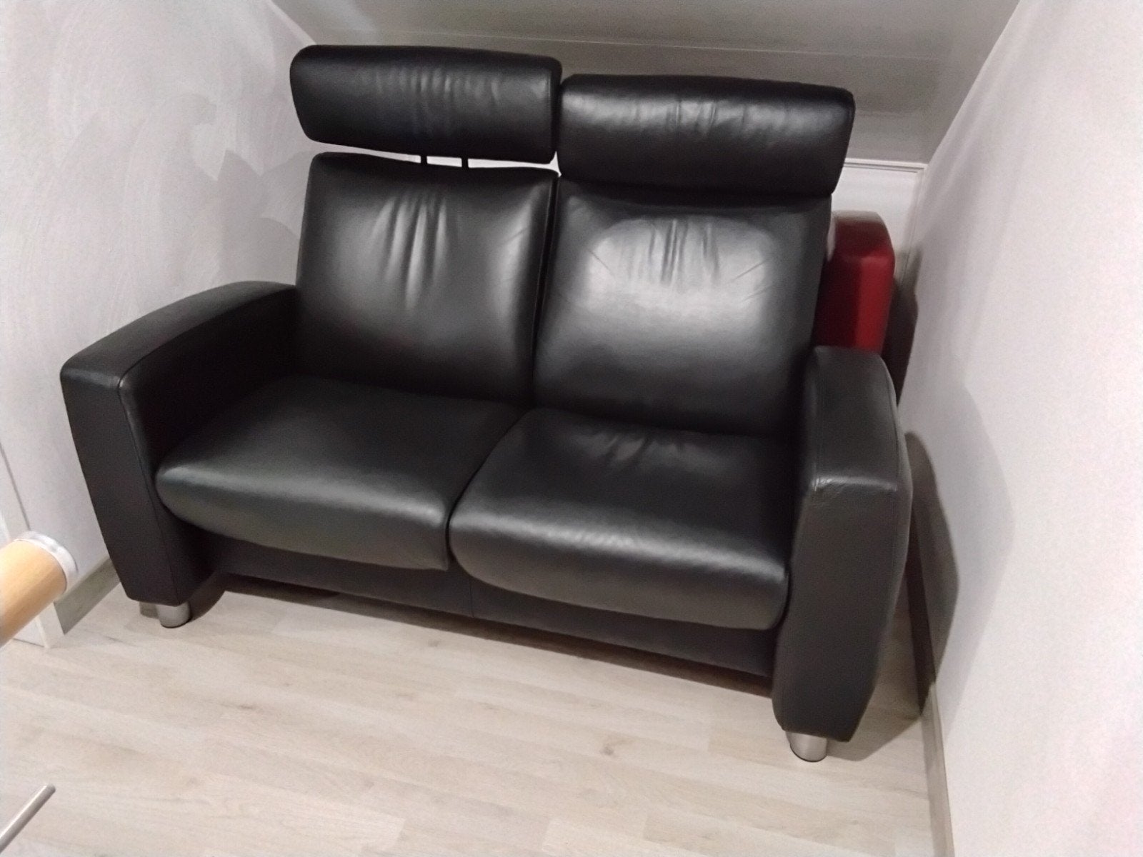 Stressless stresless 2 persoons bankje, in zwart of met rood, Ophalen, 150 tot 200 cm, Tweepersoons, Zo goed als nieuw
