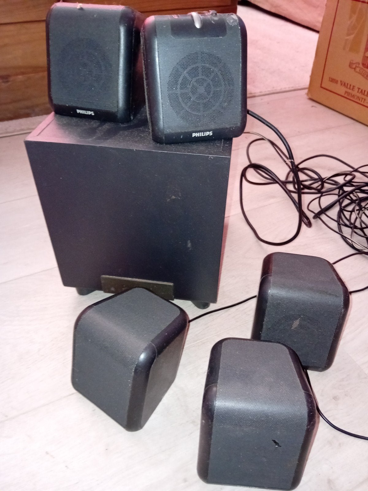 Philips 5.1 Surround Sound Speakerset met Subwoofer, Ophalen, Philips, Gebruikt, Inclusief kabels