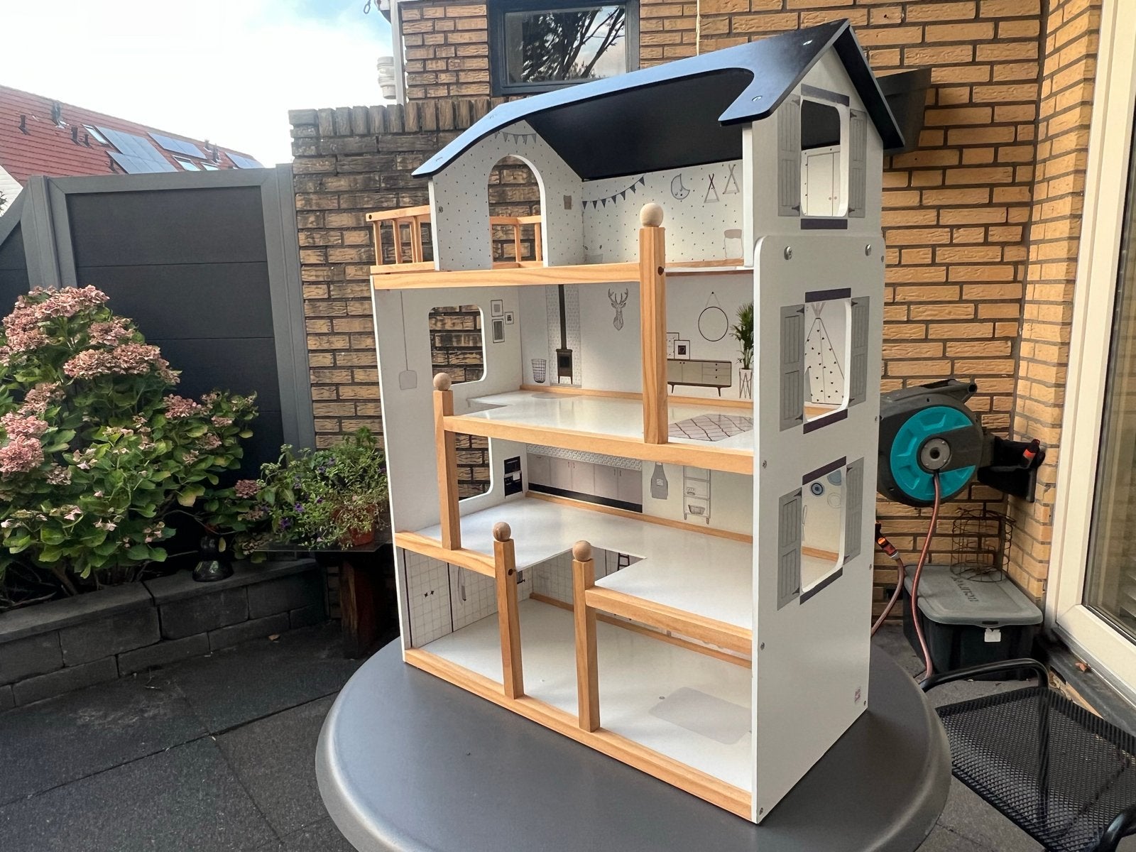 Groot houten poppenhuis met 3 verdiepingen, Kinderen en Baby's, Speelgoed | Poppenhuizen, Ophalen, Zo goed als nieuw, Poppenhuis