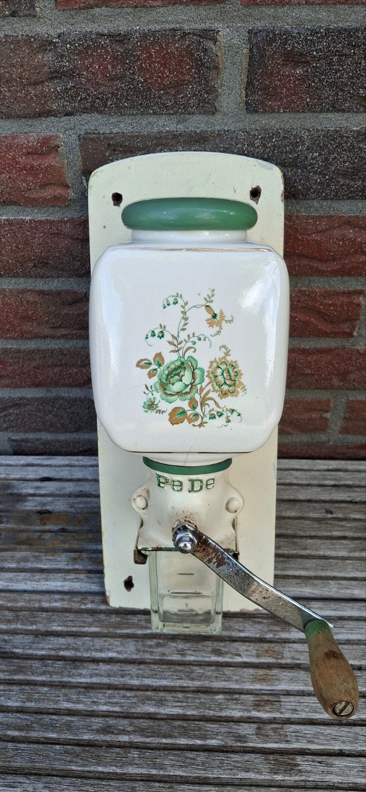 Antieke Pede wandkoffiemolen met bloemmotief, Ophalen