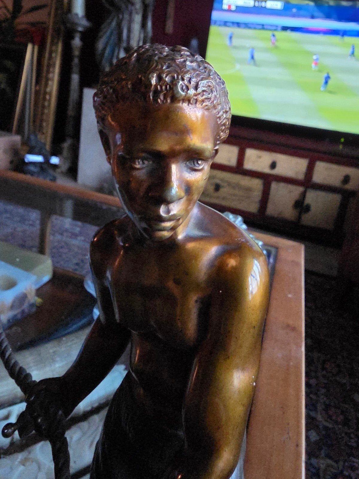 Bronzen beeld jongen met touw, 19e eeuw, houten voet, Ophalen of Verzenden
