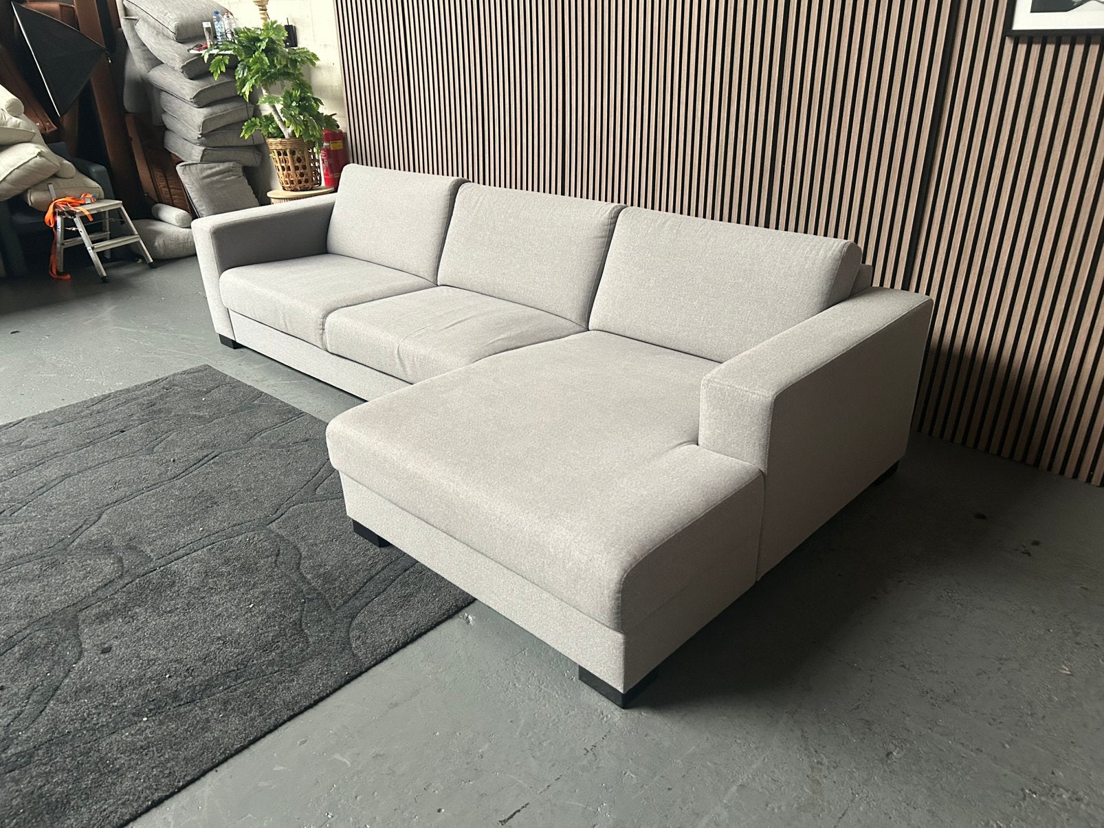 GRATIS LEVERING LICHT GRIJZE HOEKBANK 315X GEREINIGD, Lounge bank, Hoekbank, 300 cm of meer, Ophalen of Verzenden