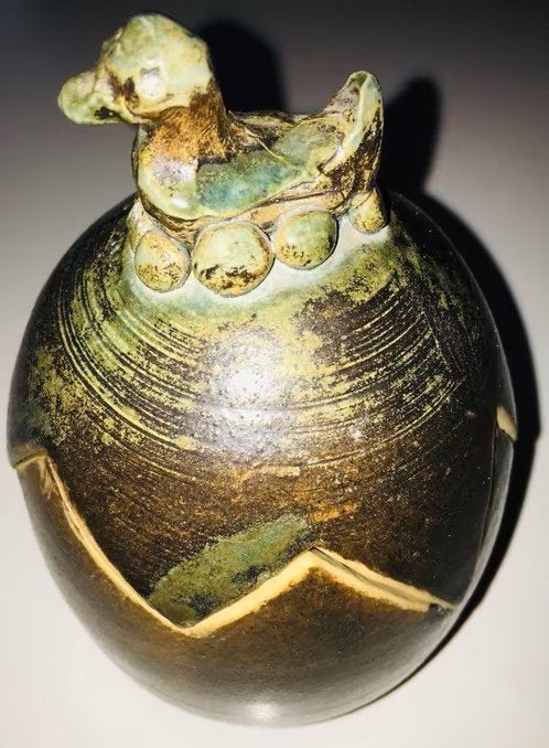 Handwerk pot met kip/haan gesigneerd gedateerd 87 letters MV, Ophalen