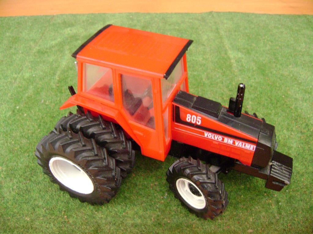 Volvo BM Valmet 805 op dubbele montering, Britains nr. 5484, Ophalen of Verzenden, Zo goed als nieuw, Tractor of Landbouw, Britains