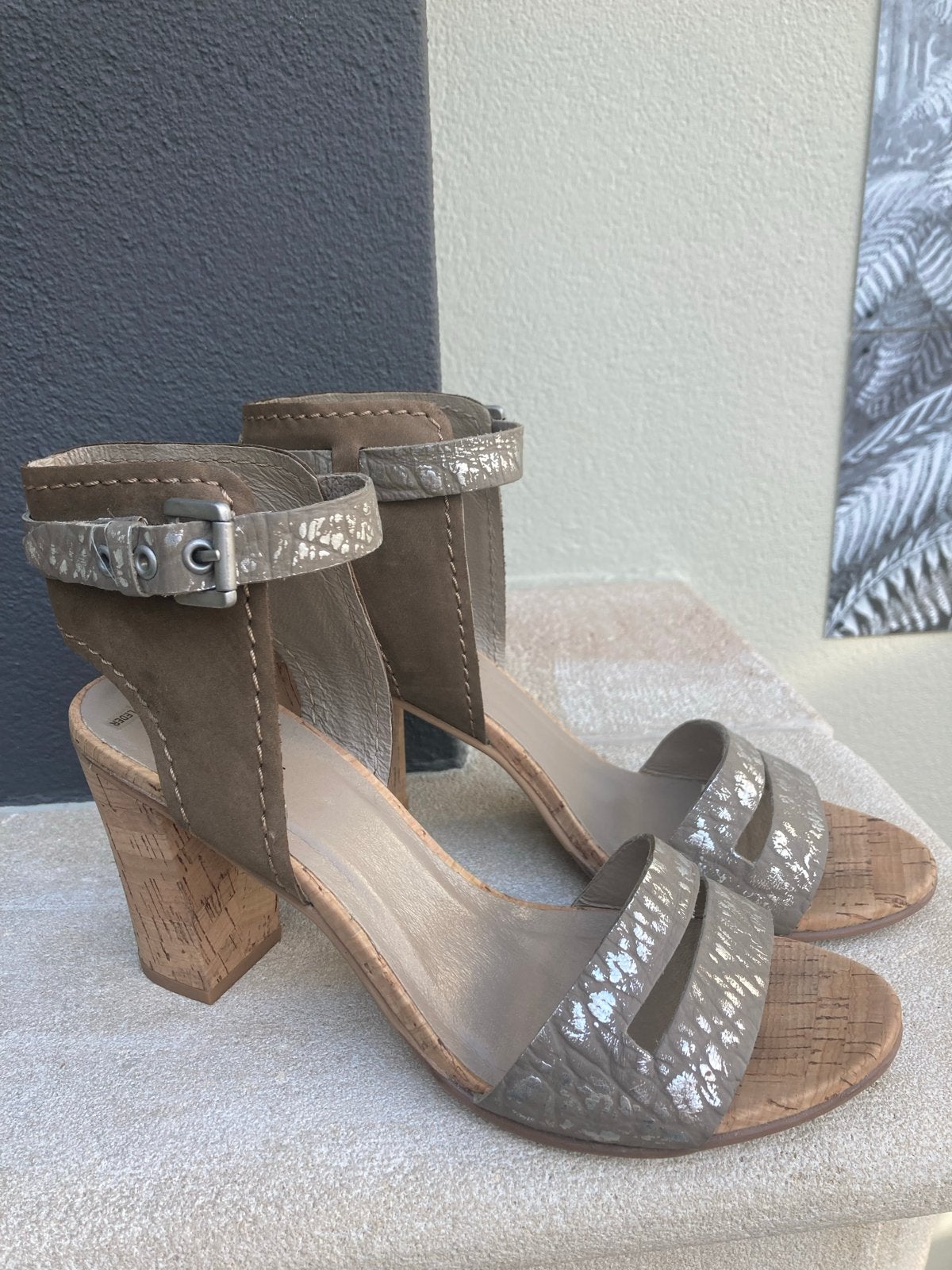 Stijlvolle sandalen met kurk hak en enkelbandje.  Maat 39, Kleding | Dames, Ophalen of Verzenden, Gedragen, Grijs, Sandalen of Muiltjes